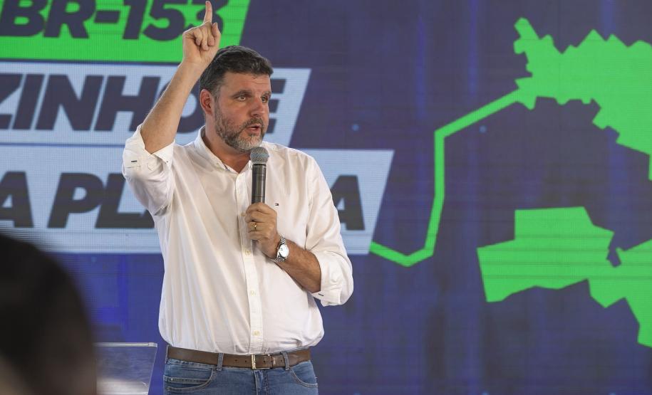 pessoa no palco falando no microfone