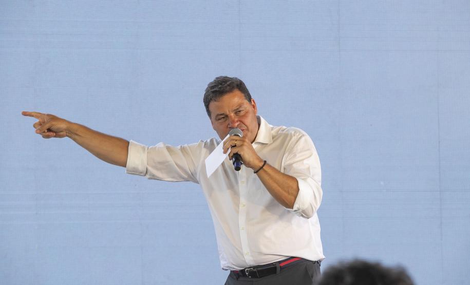 Pessoa no palco falando no microfone