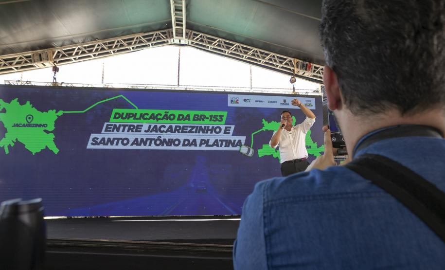 pessoa falando em cima do palco