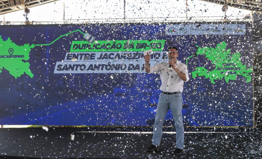 pessoa falando em cima do palco