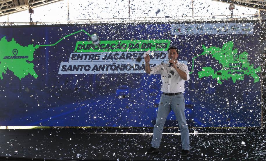 pessoa falando em cima do palco