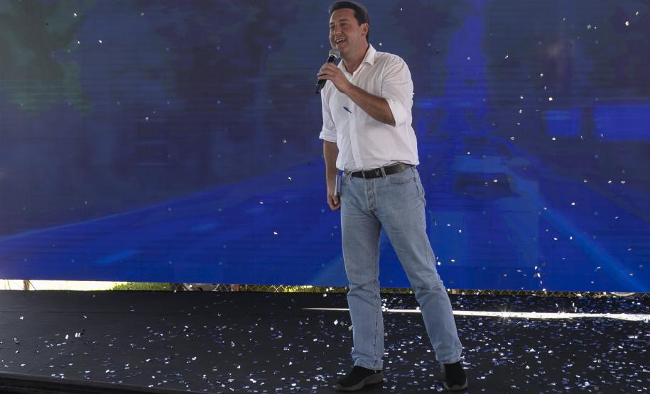 pessoa no palco falando no microfone