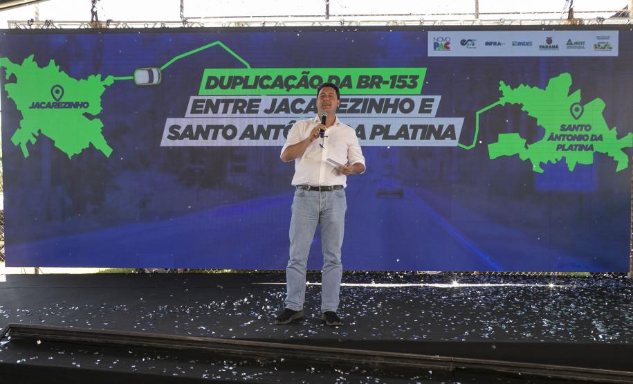 pessoa falando em cima do palco