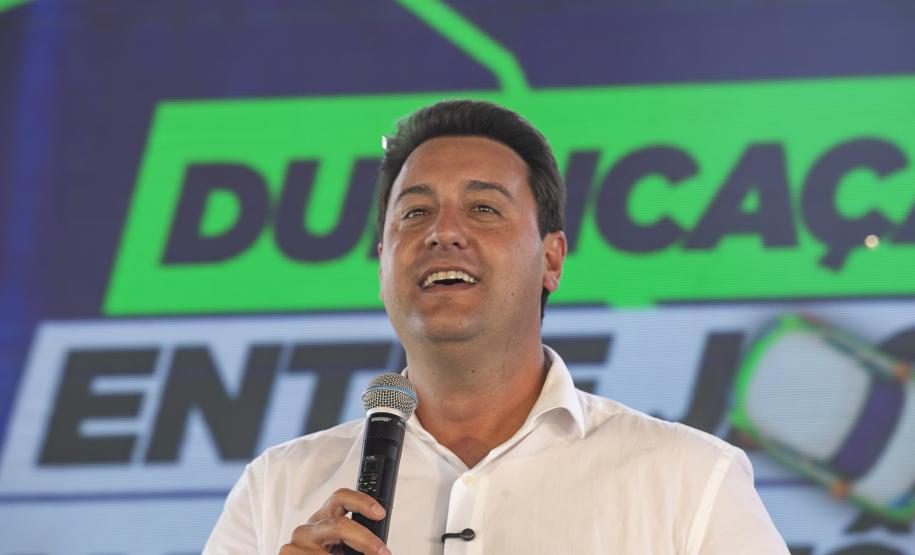 pessoa no palco falando no microfone