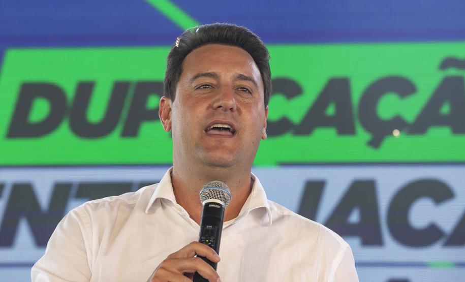 governador, ratinho júnior, falando no microfone