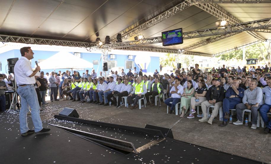 Pessoa no palco falando no microfone
