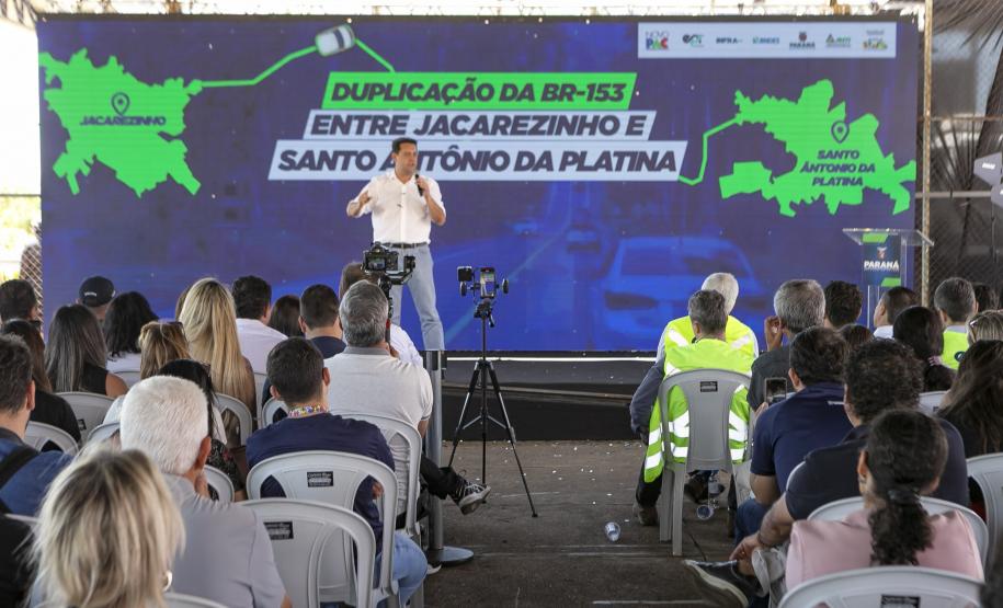 Pessoa no palco falando no microfone