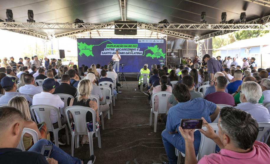 Pessoa no palco falando no microfone