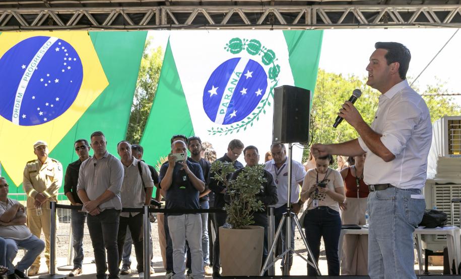 Pessoa no palco falando no microfone