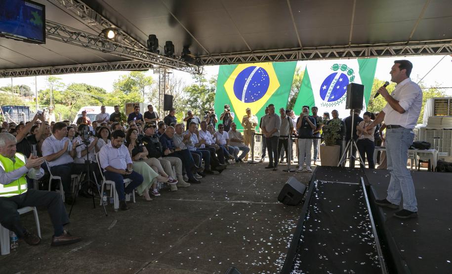 pessoa no palco falando no microfone