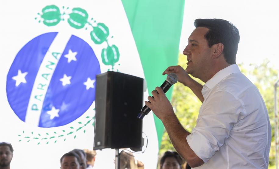 pessoa no palco falando no microfone