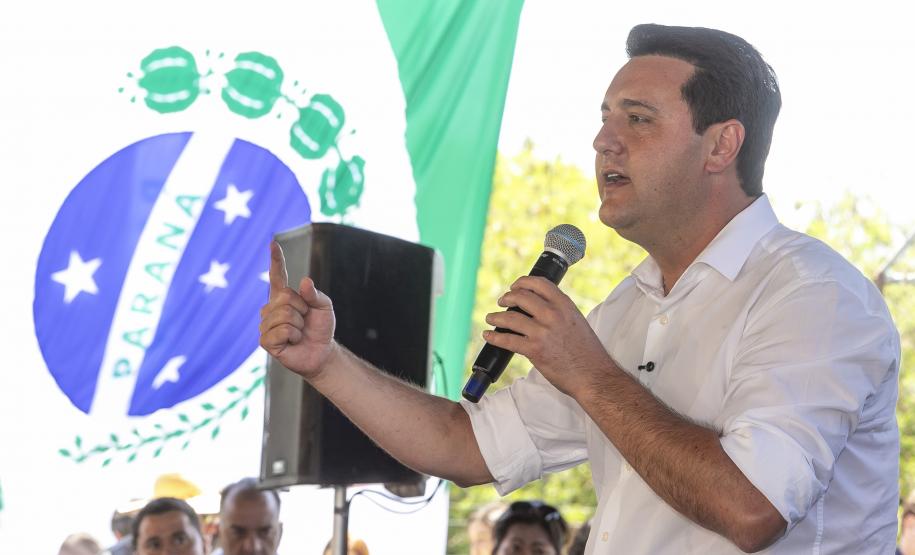 Pessoa no palco falando no microfone