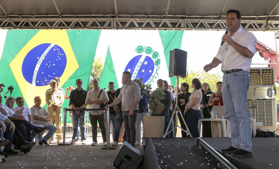 Pessoa no palco falando no microfone