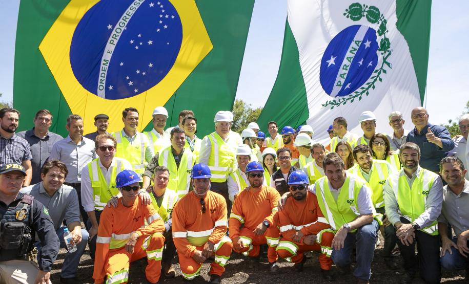 pessoas posando para fotos