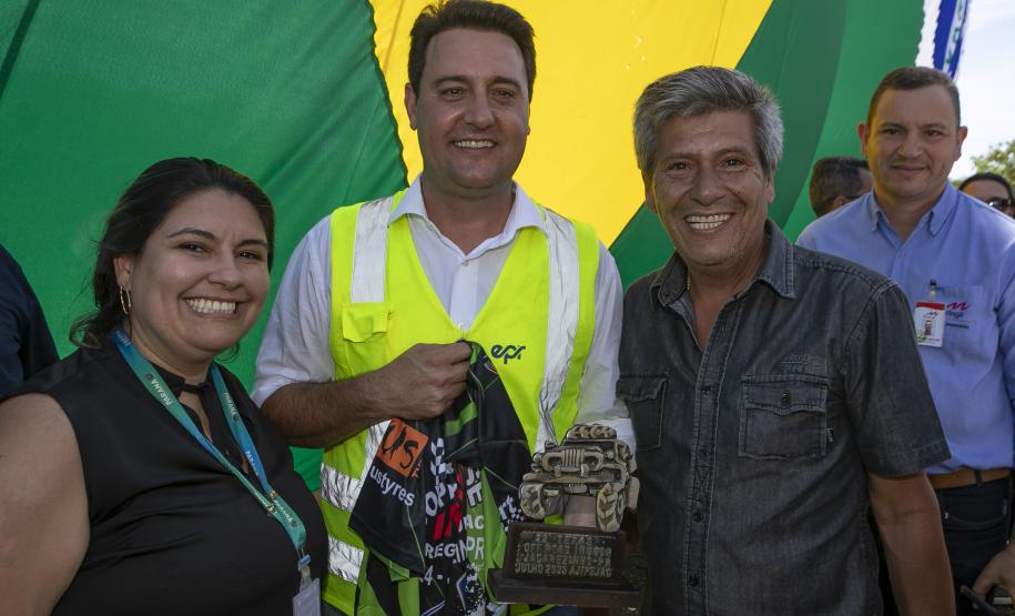 pessoas posando para fotos