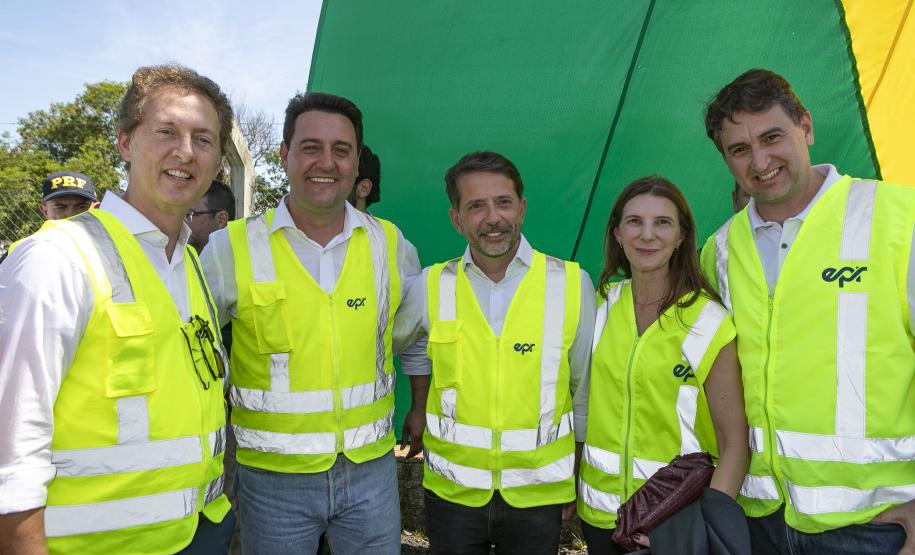 pessoas posando para foto