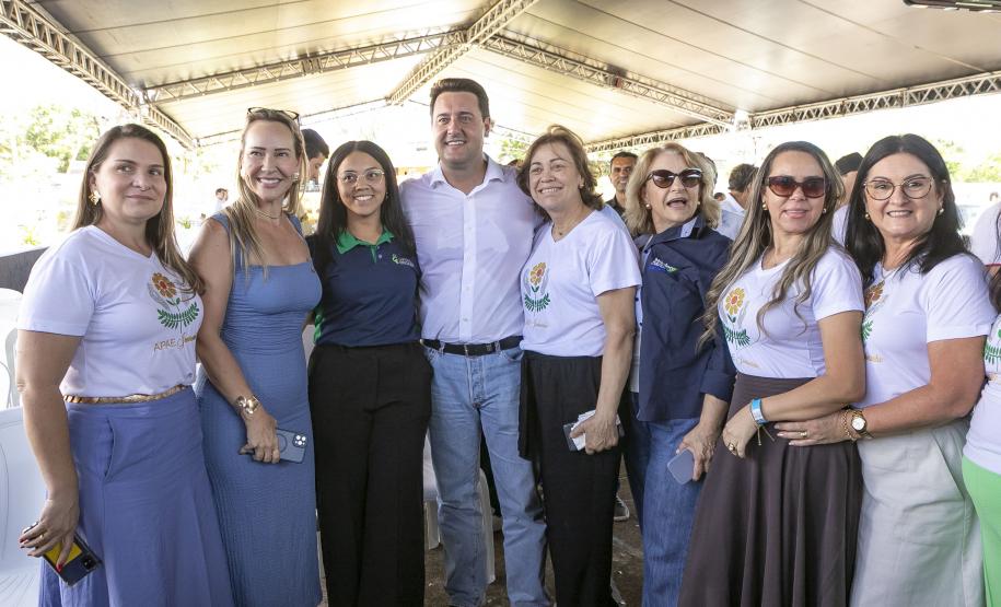 pessoas posando para fotos