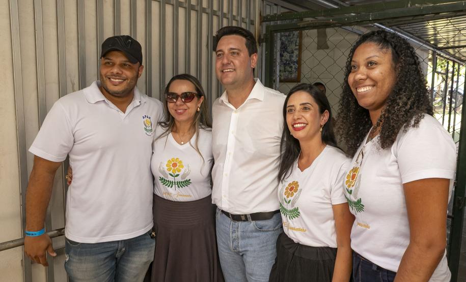 pessoas posando para fotos