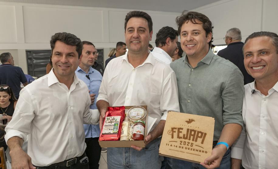 pessoas posando para foto