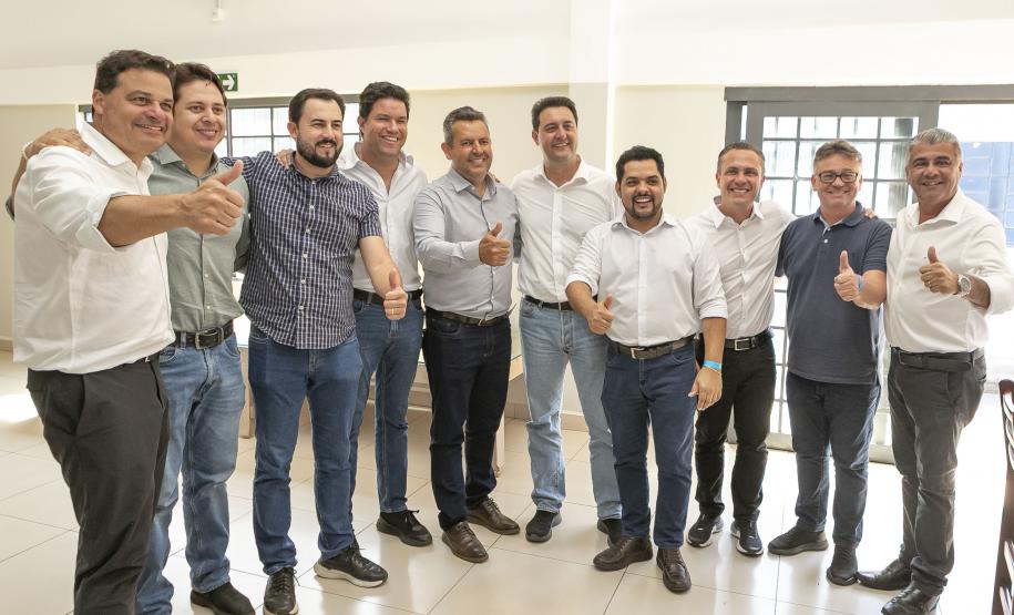 pessoas posando para foto