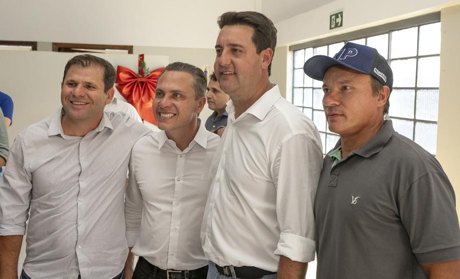 pessoas posando para fotos