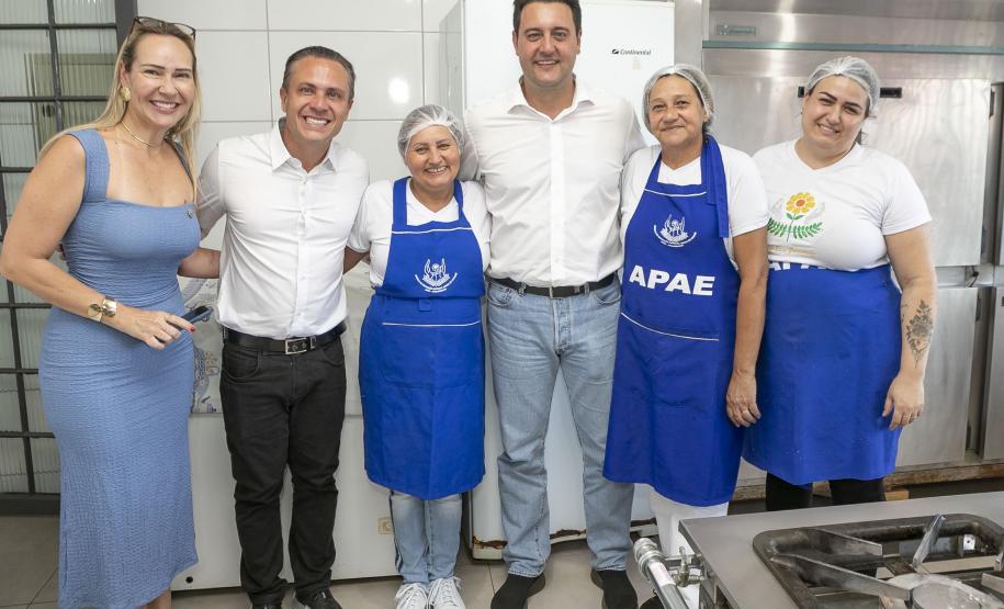 pessoas posando para fotos