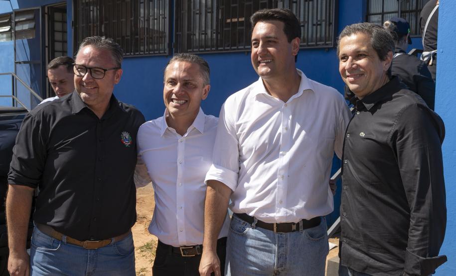 Pessoas posando para foto