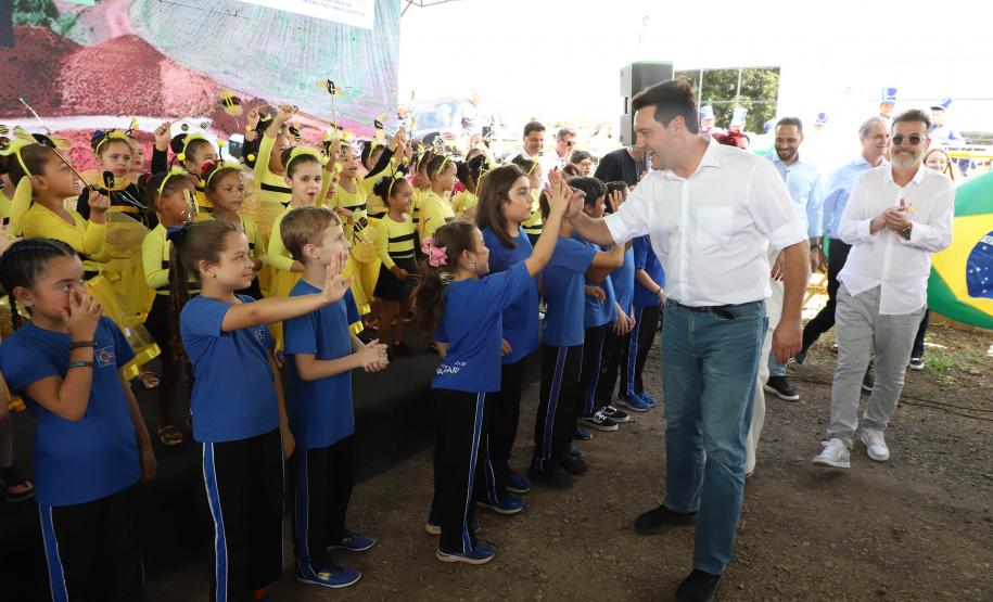 Pessoas comemorando a inauguração