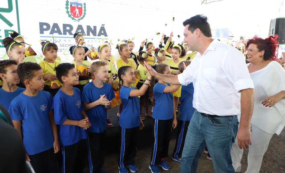 Pessoas comemorando a inauguração