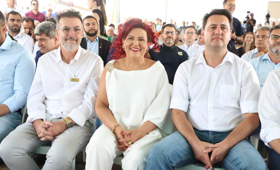 Pessoas comemorando a inauguração