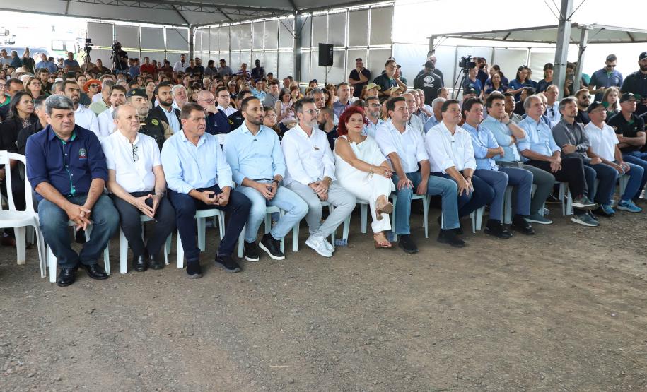 Pessoas comemorando a inauguração