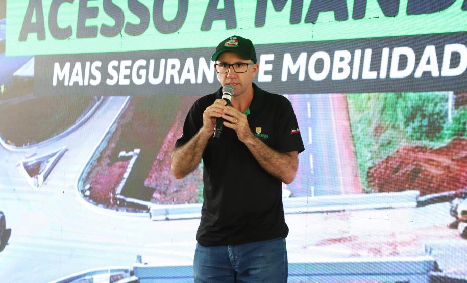 Pessoas comemorando a inauguração