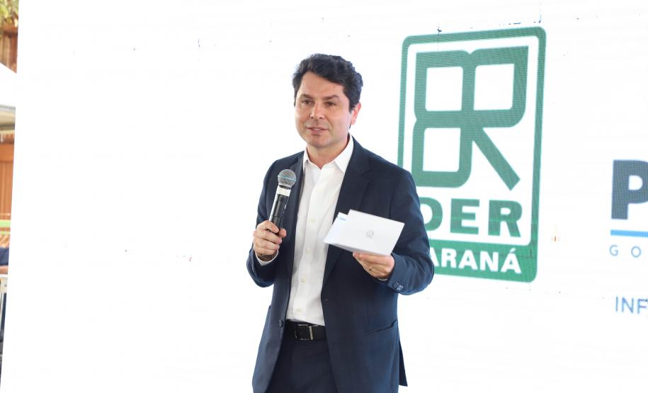 Pessoas comemorando a inauguração