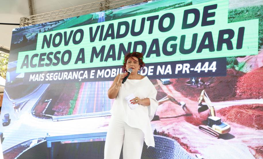 Pessoas comemorando a inauguração