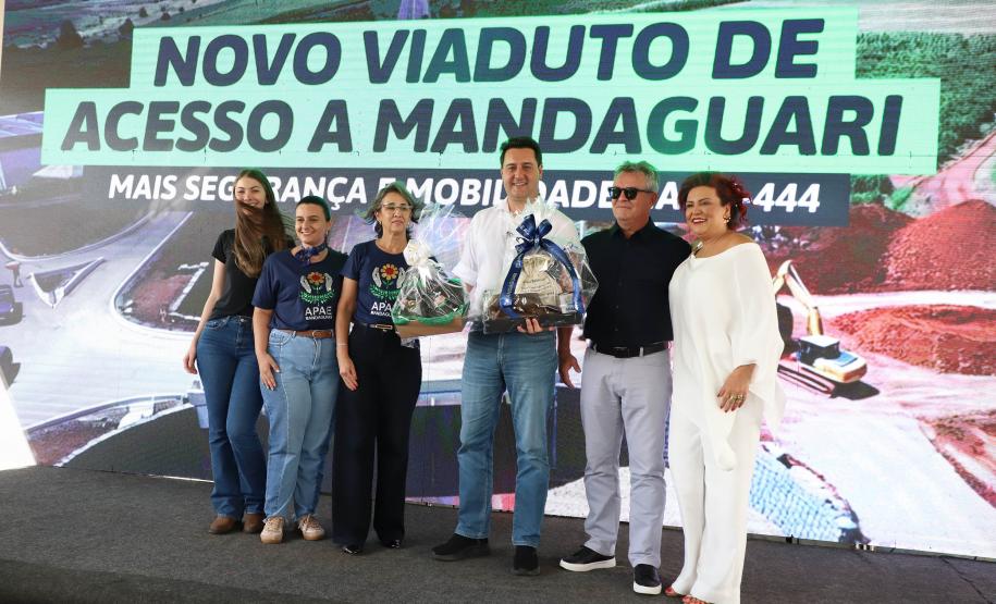 Pessoas comemorando a inauguração