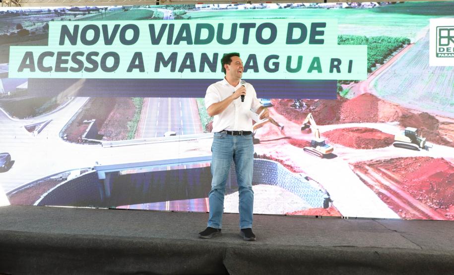 Pessoas comemorando a inauguração