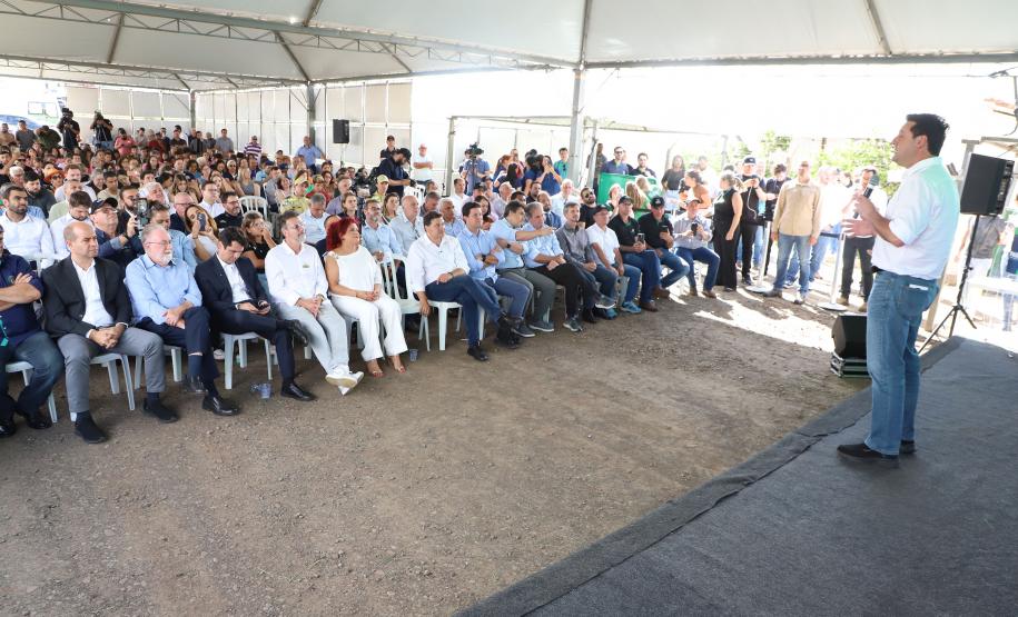 Pessoas comemorando a inauguração