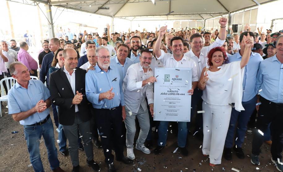 Pessoas comemorando a inauguração