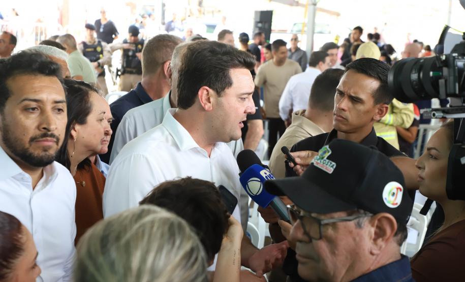 Pessoas comemorando a inauguração