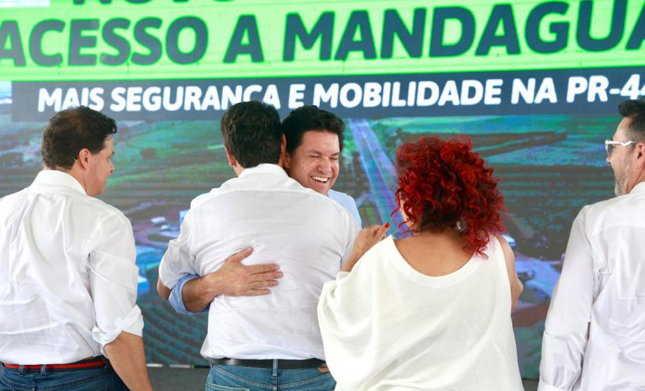 Pessoas comemorando a inauguração