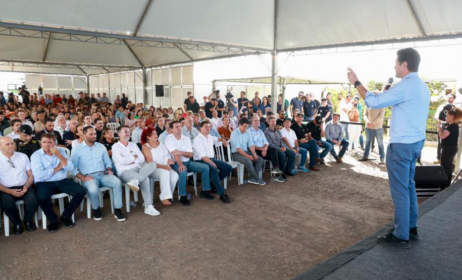 Pessoas comemorando a inauguração