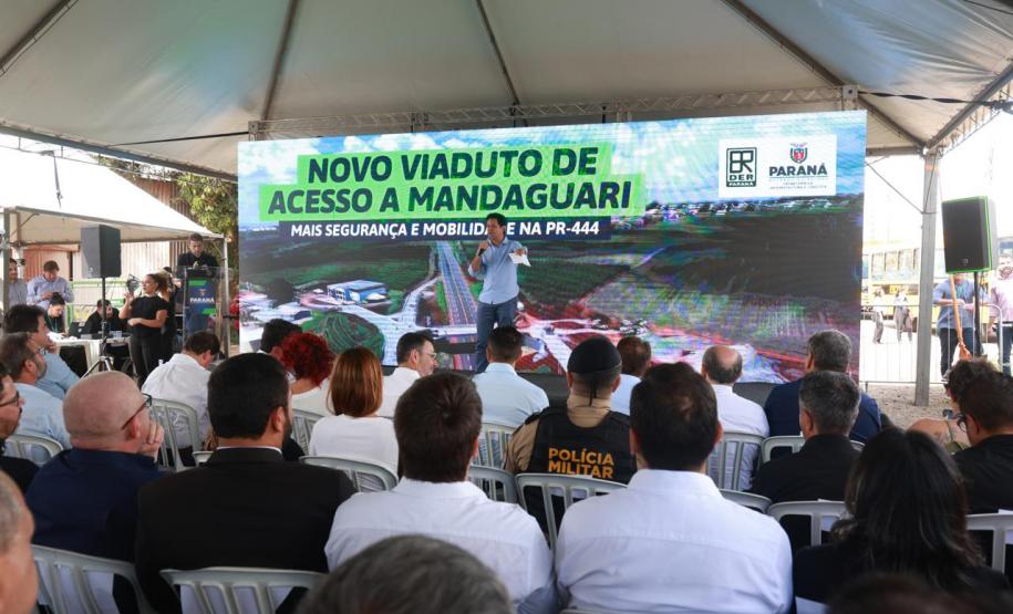 Pessoas comemorando a inauguração