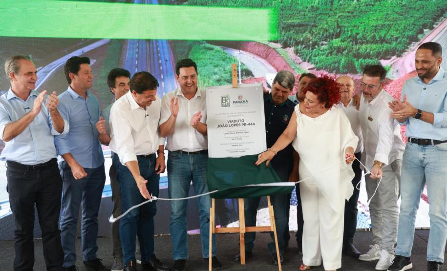 Pessoas comemorando a inauguração