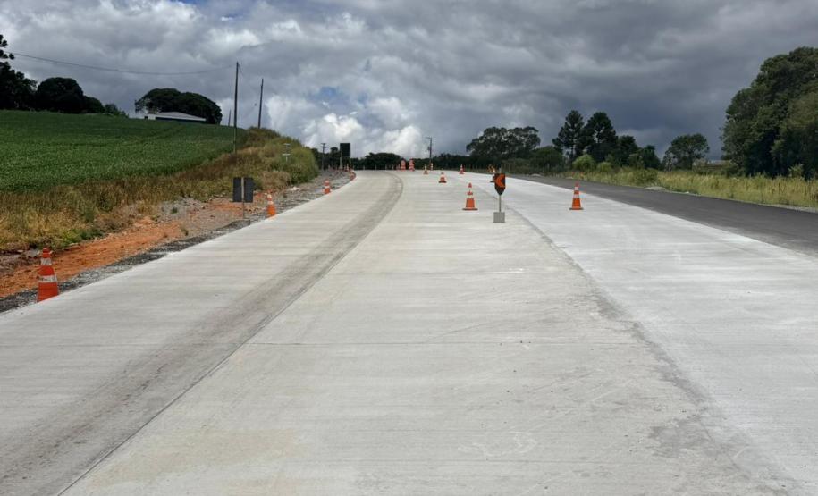 PR-151 entre Ponta Grossa e Palmeira, obra de restauração em concreto (whitetopping)