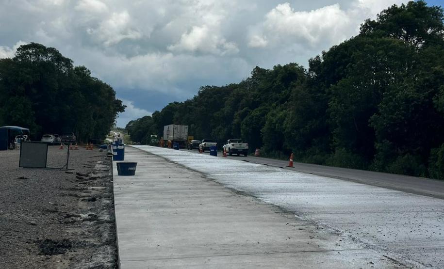 PR-151 entre Ponta Grossa e Palmeira, obra de restauração em concreto (whitetopping)