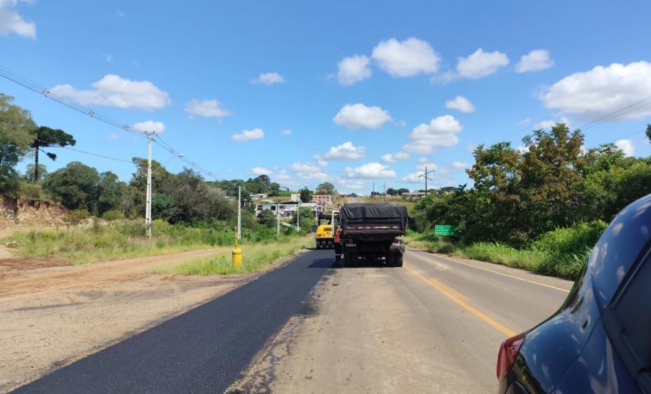 DER/PR recupera acostamentos da PR-170 no perímetro urbano de Pinhão