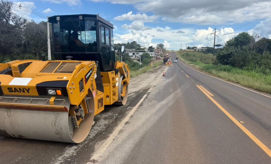 DER/PR recupera acostamentos da PR-170 no perímetro urbano de Pinhão