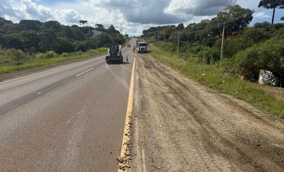 DER/PR recupera acostamentos da PR-170 no perímetro urbano de Pinhão