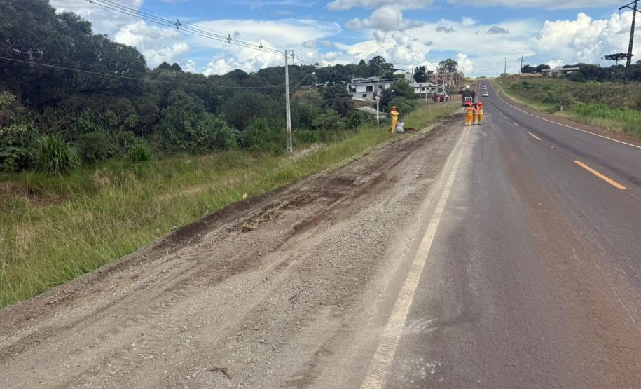 DER/PR recupera acostamentos da PR-170 no perímetro urbano de Pinhão