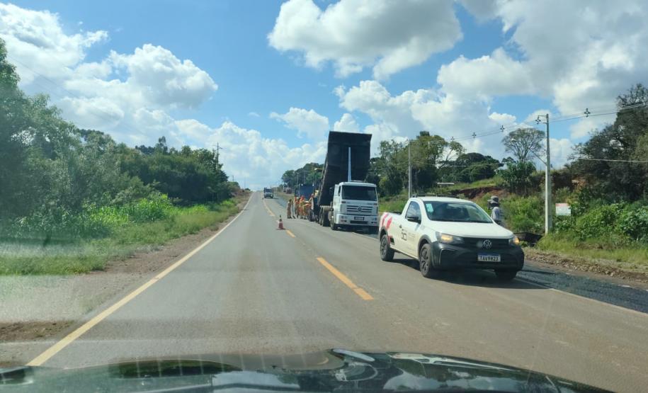 DER/PR recupera acostamentos da PR-170 no perímetro urbano de Pinhão
